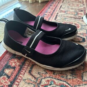 Nike Women’s Size 7 Velcro Slip Ons